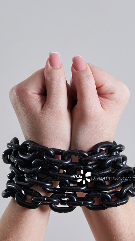 女子被链条束缚的裁剪图，灰色背景图片素材