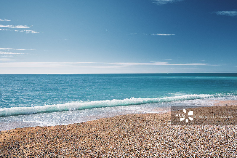 大海对着天空的美景图片素材