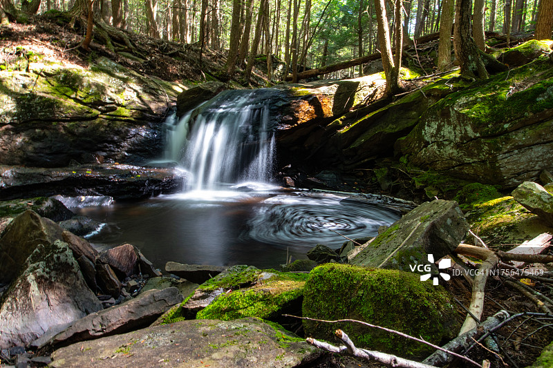 美国马萨诸塞州泰林汉姆森林瀑布的风景图片素材