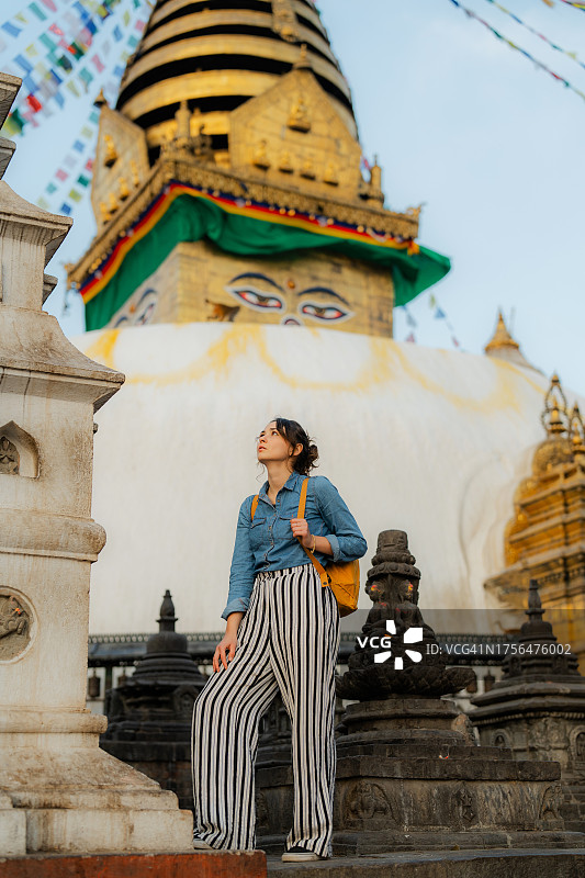 在加德满都猴庙游览的女人图片素材