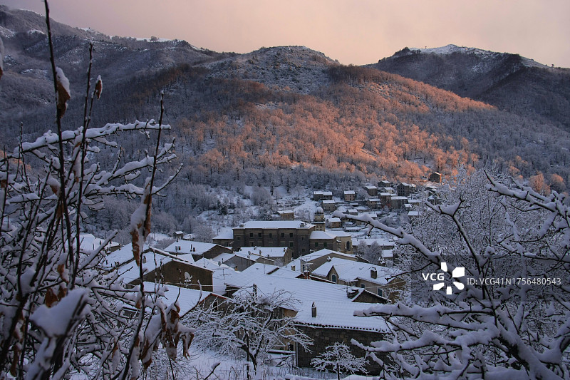 雪山映衬天空的美景图片素材