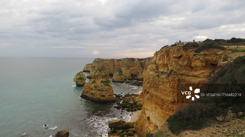 海中岩层对着天空的风景图片素材