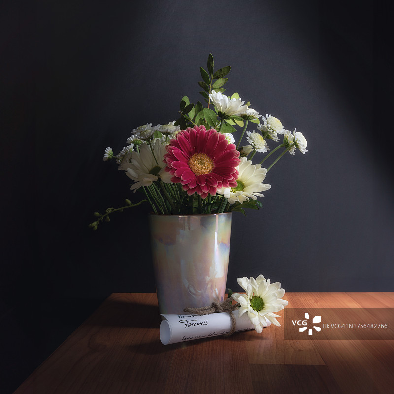 桌子上花瓶里的花的特写图片素材