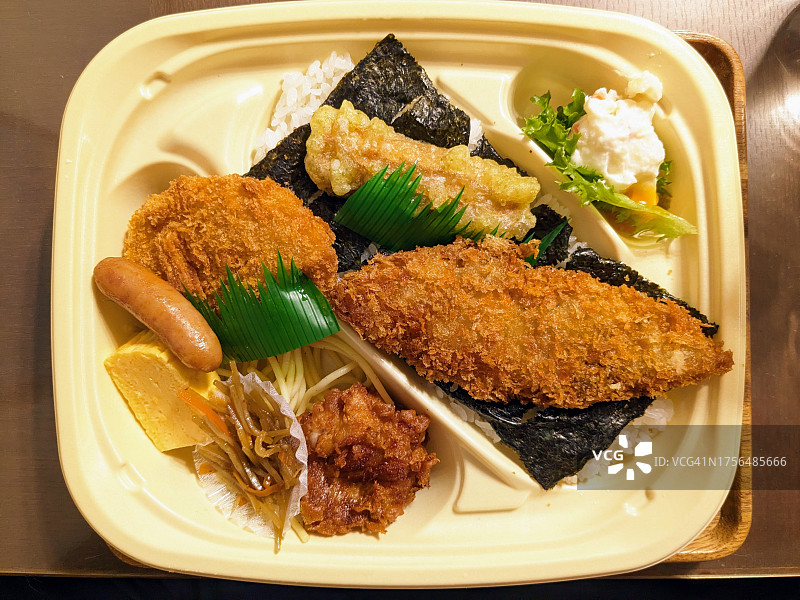 正上方是餐桌上盘子里食物的照片图片素材