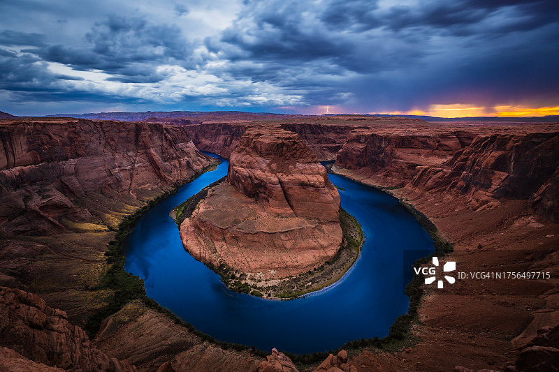 美国马蹄湾的阴天景色图片素材