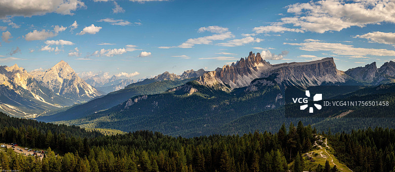 全景景观和山脉对着天空图片素材