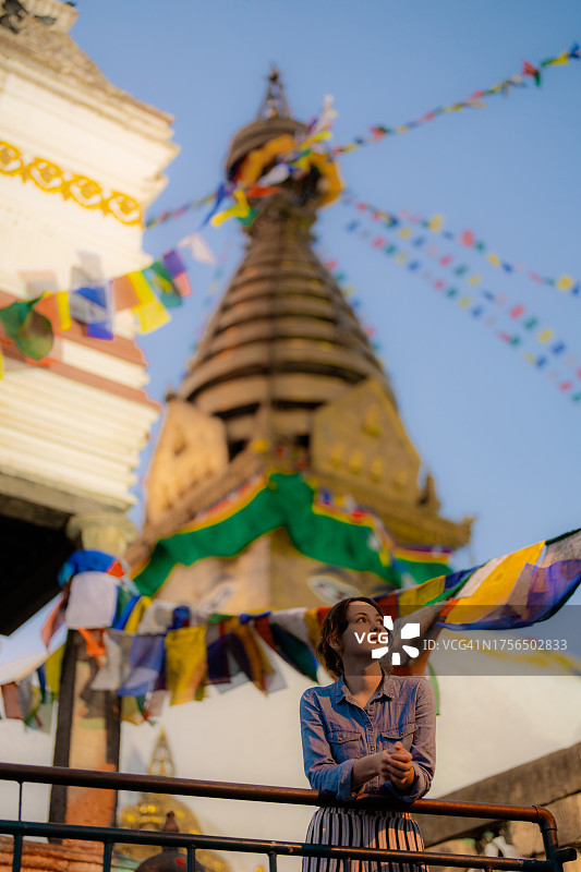 在加德满都猴庙游览的女人图片素材