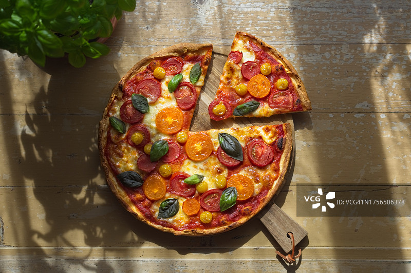 桌子上披萨的俯视图图片素材