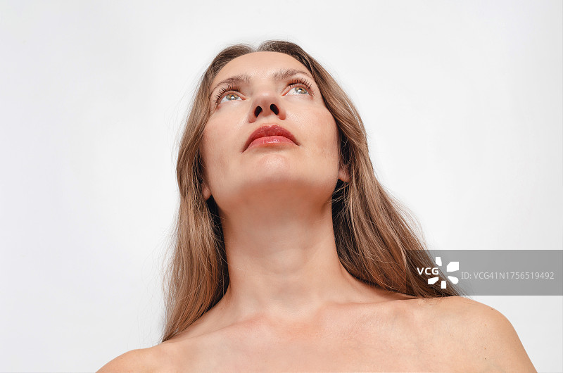 年轻女子在白色背景下抬头特写图片素材
