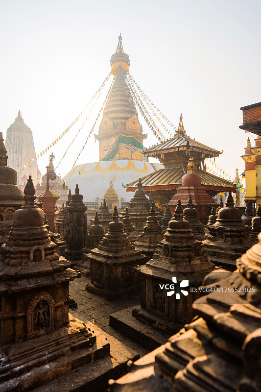 加德满都的猴庙和白色佛塔图片素材