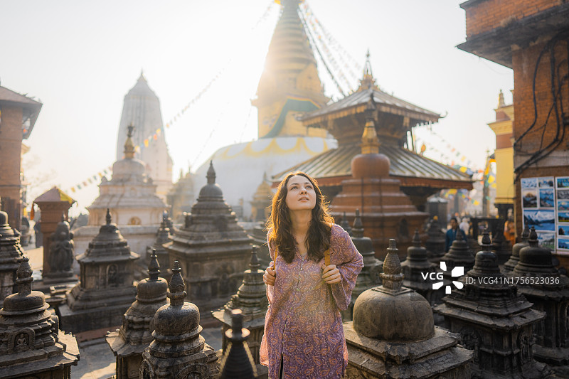 在加德满都猴庙游览的女人图片素材