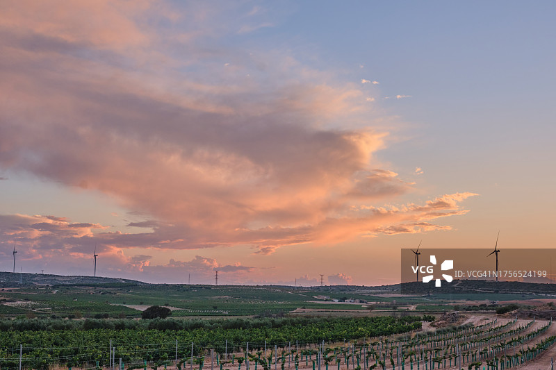 日落时田野对着天空的风景图片素材