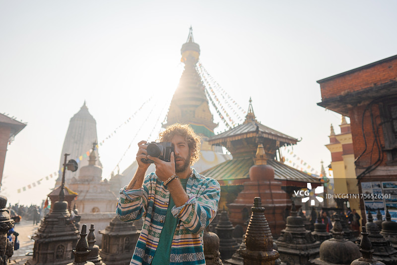 男人在加德满都猴庙拍摄图片素材