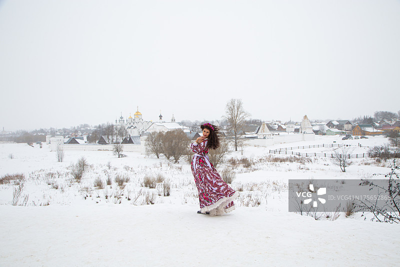 站在被雪覆盖的田野上的女人图片素材