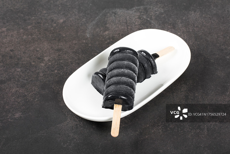 黑色抹茶冰淇淋甜点，特写图片素材