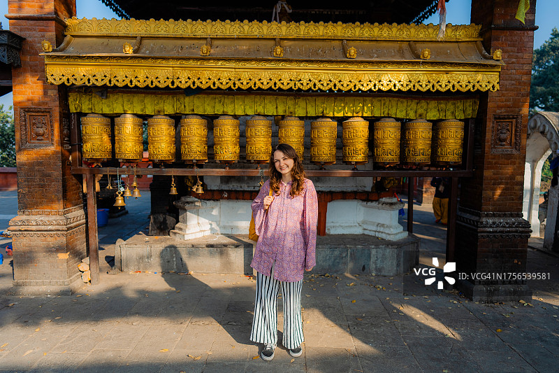 女人在藏族寺庙游览图片素材