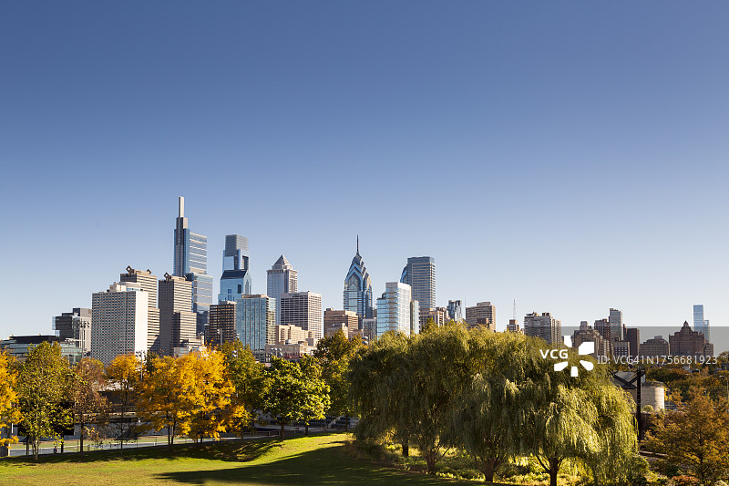 宾夕法尼亚大学公园后面的费城天际线图片素材