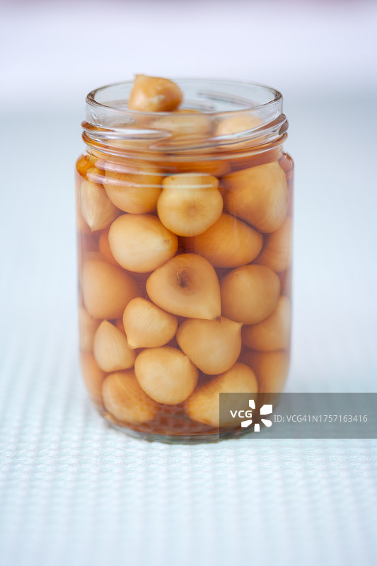 自制美食：泡菜罐里的蒜蓉图片素材