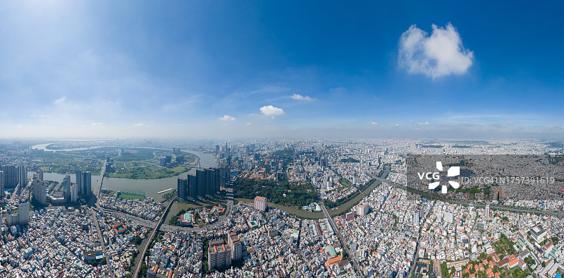 胡志明市早晨的 Bitexco 塔、建筑、道路、Bason 桥和西贡河鸟瞰图 - 远处是 Landmark 81 摩天大楼全景图片素材