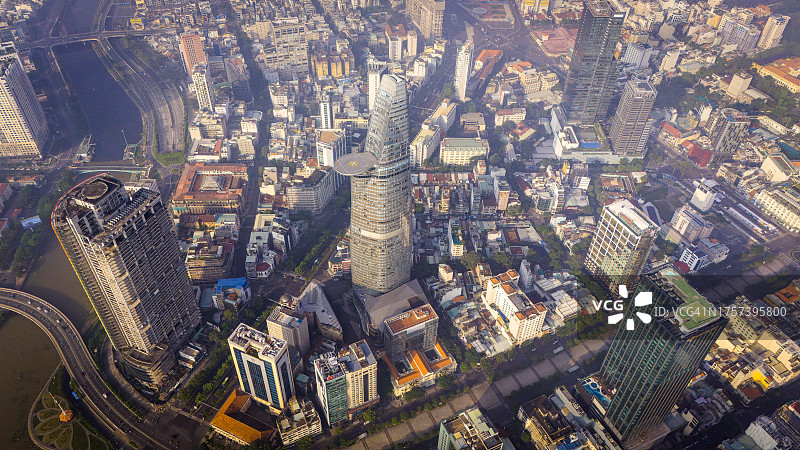 胡志明市清晨天际线与西贡河航拍图片素材