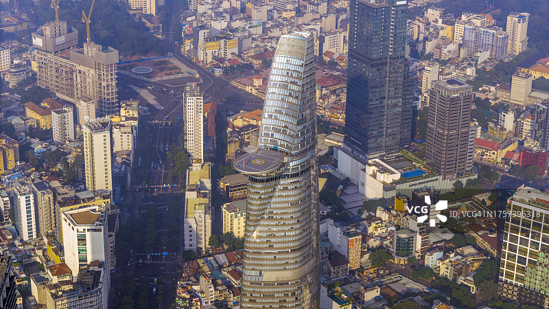 胡志明市清晨天际线与西贡河航拍图片素材