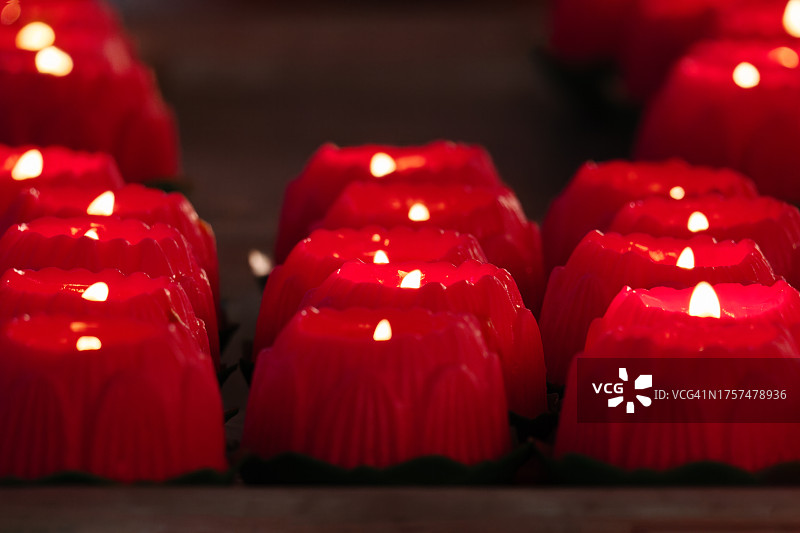 桌子上的一组红色蜡烛图片素材