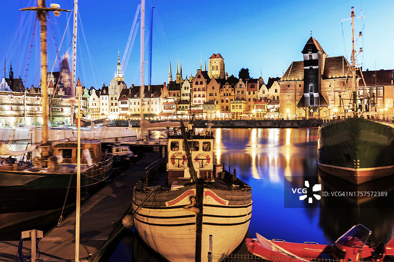 蓝色时段的格但斯克老城和港口（波兰）图片素材