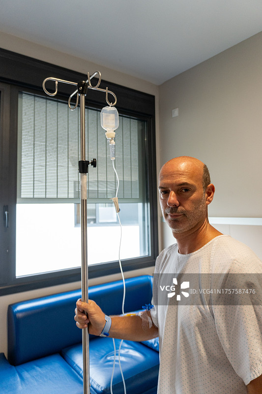 在医院里拿着药瓶支架的男人图片素材