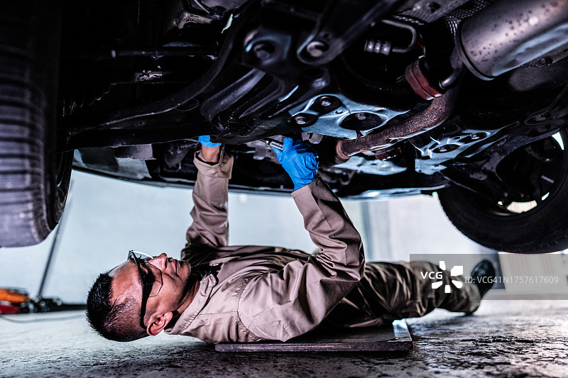 汽车修理工在修理店修理汽车图片素材