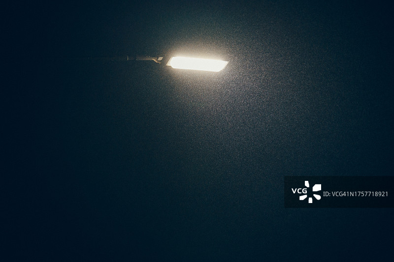 雨夜雾中街灯图片素材