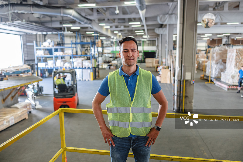 亚洲机场仓库工人图片素材