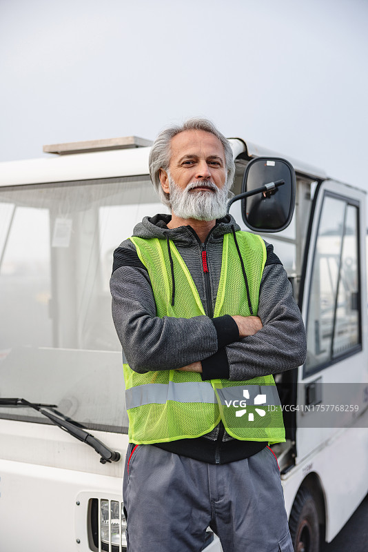 卡车前的年长飞机加油员图片素材