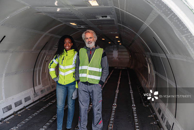 两名不同的机场地勤人员图片素材