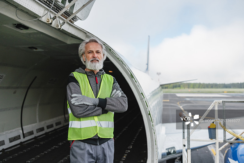自信的资深航空工程师图片素材