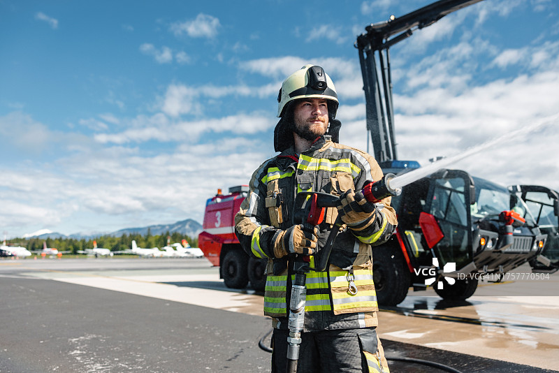 行动中的勇敢消防员图片素材