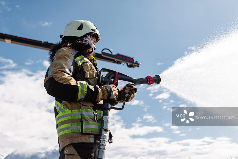 女消防员喷水图片素材