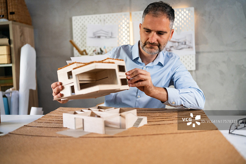 在家庭办公室制作建筑模型的白人建筑师图片素材
