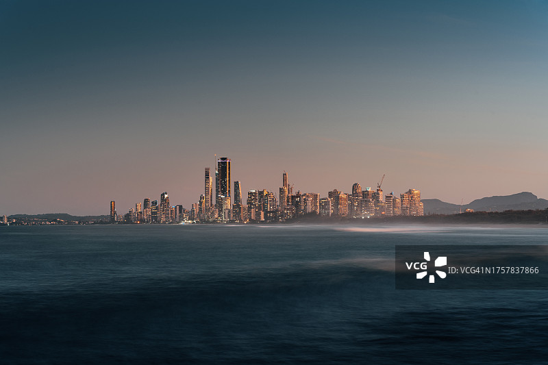 黄金海岸日落蓝调与城市一瞥图片素材