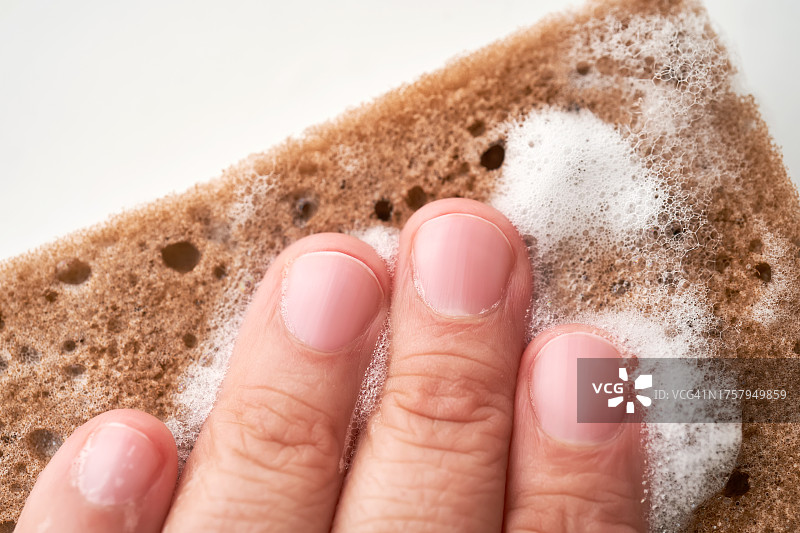 手指挤压海绵使其产生泡沫图片素材