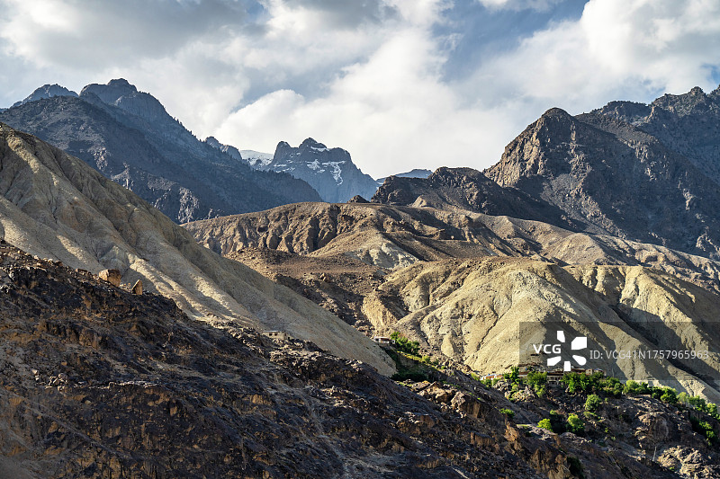 巴基斯坦北部吉尔吉特-巴尔蒂斯坦喀喇昆仑山脉的喀喇昆仑公路风景图片素材