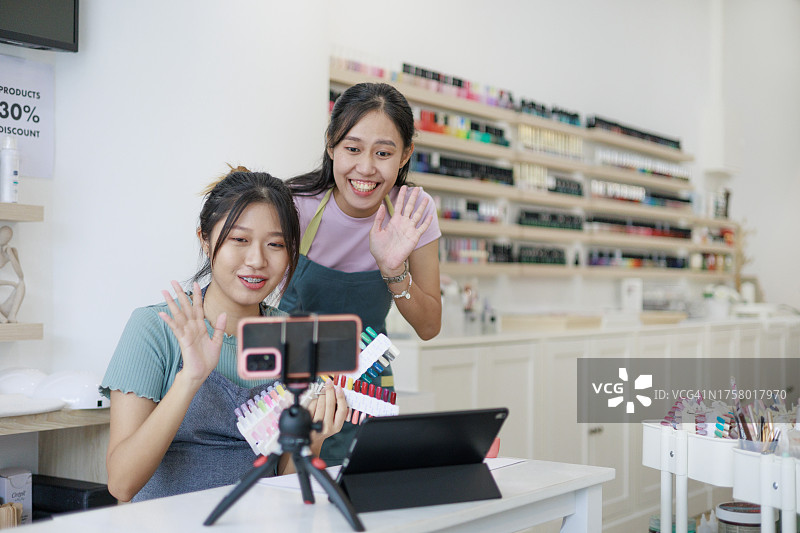 小型企业主，亚洲女性专业美妆视频博主，通过视频通话直播美妆教程，并在社交媒体上分享图片素材