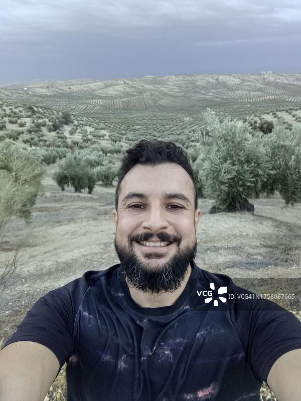 跑步后，面带微笑的男人看着镜头自拍图片素材