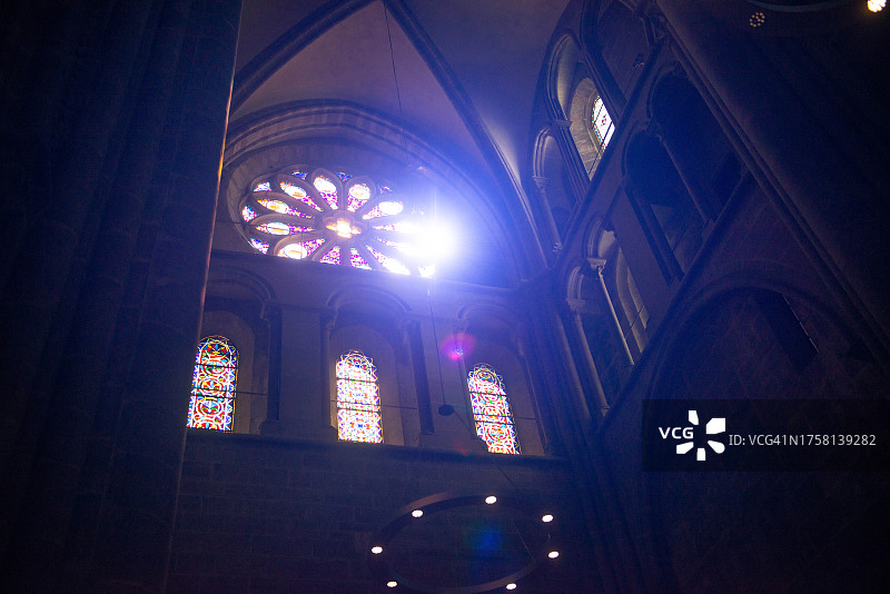 瑞士日内瓦圣皮埃尔大教堂的彩色玻璃窗图片素材