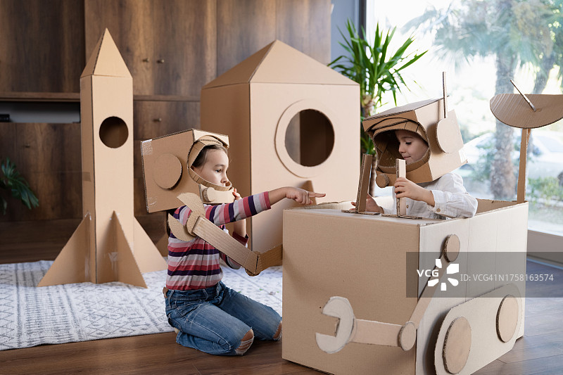 孩子们在火星上玩宇航员角色扮演游戏图片素材