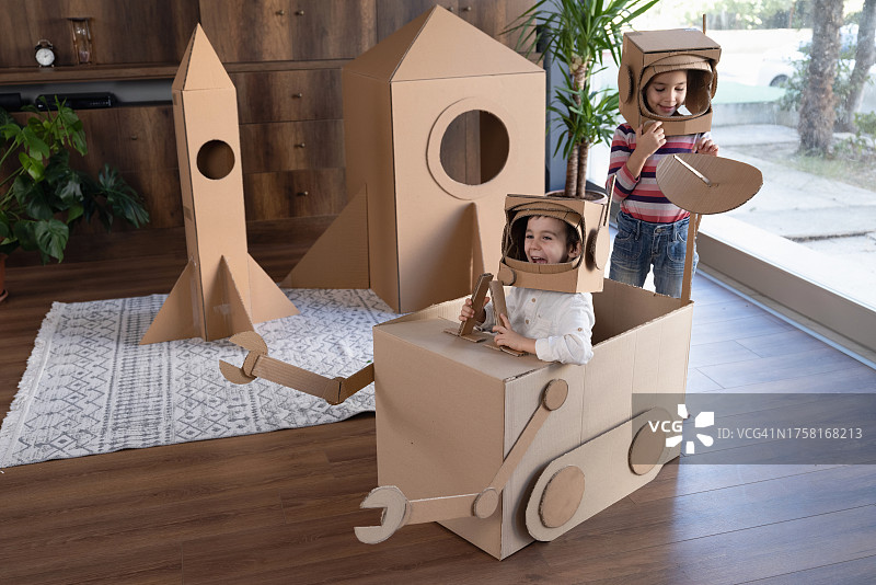 孩子们在火星上玩宇航员角色扮演游戏图片素材