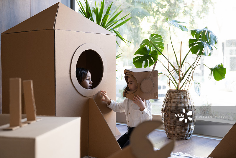 孩子们在火星上玩宇航员角色扮演游戏图片素材