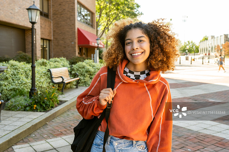 校园里的大学生肖像图片素材
