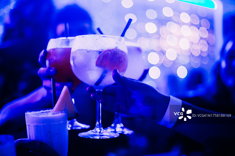 在迪斯科夜总会喝酒的朋友们图片素材