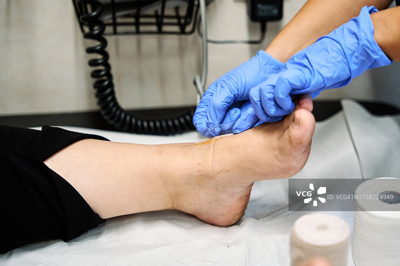 医务人员处理伤口特写图片素材