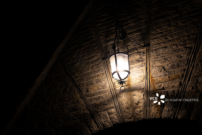 都铎式石头房屋的户外门廊照明壁灯图片素材
